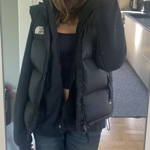 The North Face väst   - Snygg, skön väst från The North face  perfekt till hösten! Hyfsat använd 