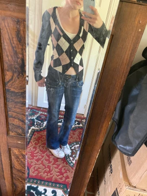 Snygg cardigan med rutmönster  - Jättefin cardigan med rutmönster, köptes på Plick men jag själv har knappt använt den. Inga tecken på användning.