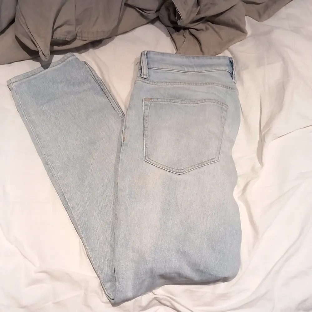 Tja säljer ett par jeans från hm. Regular fit, fint skick Tar ot byten hör av er vid minsta fundering. Jeans & Byxor.