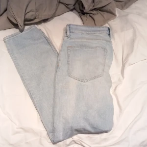 Ljus blå jeans - Tja säljer ett par jeans från hm. Regular fit, fint skick Tar ot byten hör av er vid minsta fundering
