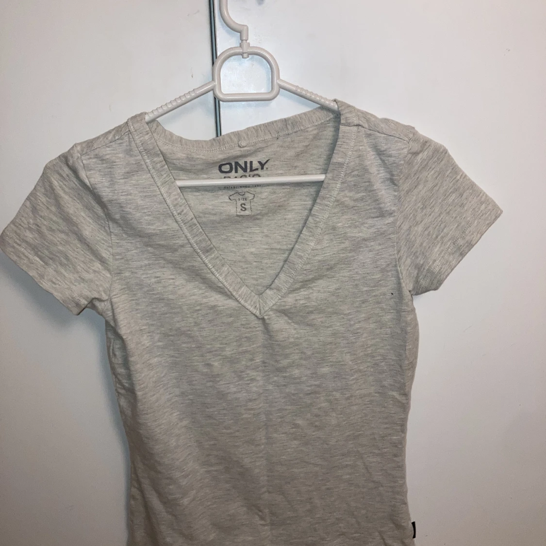 V-neck t-thirt 