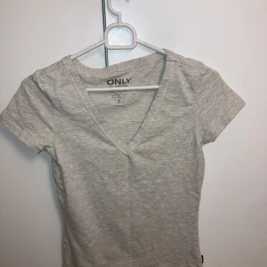 V-neck t-thirt  - Grå  V-neck t-thirt 