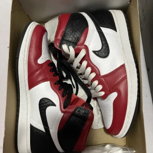 Jordan 1 - Säljer min Jordan 1 storlek 39, använd 2 gånger 