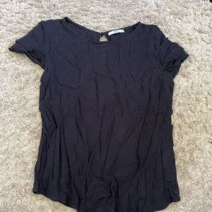Blus  - Super fin svart blus/t-shirt jätte fin på hösten🍂i jätte bra skick💕