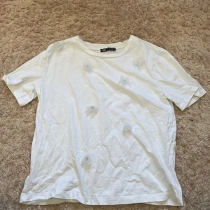 T-shirt  - Gullig zara t-shirt med blommor på🌸 aldrig använd💕