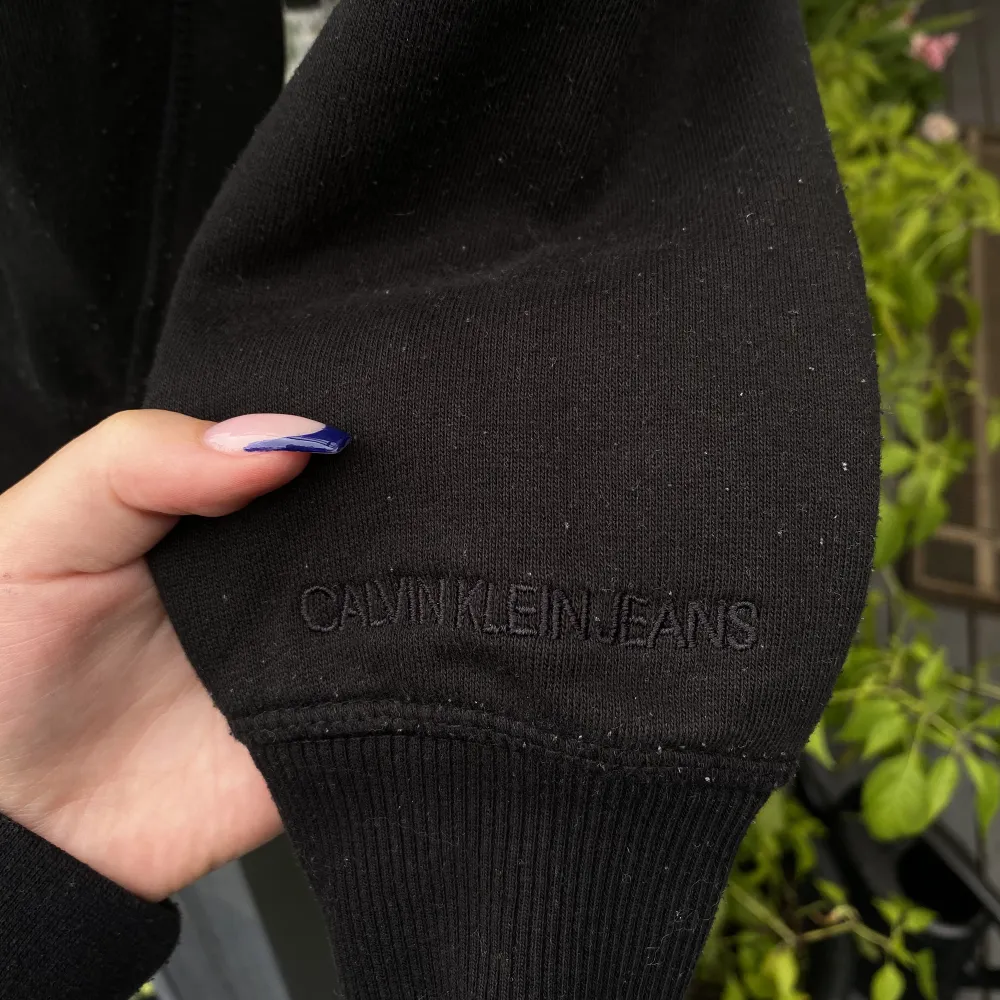 Jätte fin Calvin Klein Hoodie som är förliten så i bra skick. . Hoodies.