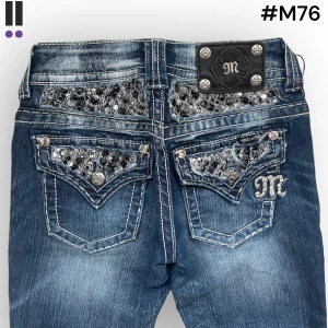 missme m76 lågmidjade jeans bootcut  - MissMe jeans i model Boot 💜 Tag 24W 💜Midja (rakt över) 33cm 💜 Innerben 68cm 💜 Ytterben 87cm 💜 Benöppning 21cm 💜  💜Våra mått blir W=25 och L=26 💜 Men jämför alltid måtten med dina bästa jeans💜M76