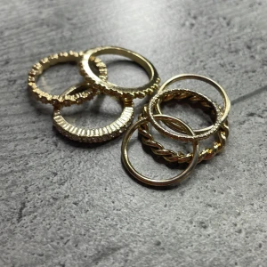 Guld ringar - Dessa ri har säljs amma för 45kr med 15kr frakt då betyder det att tillsammans kostar det 60kr! Vill man köpa en ring kostar det 10kr plus 15kr frakt så 25kr skriv vid intresse! OBS INGEN FRI FRAKT!