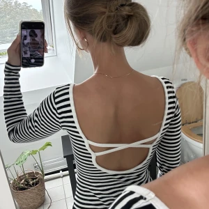 Tröja öppen rygg  - Jag säljer nu min snygga randiga tröja med öppen rygg!! Den är svartvit randig med korsade band och djup rygg. Storlek S från H&M men köpt i frankrike.  Skicka vid frågor eller för fler bilder💗
