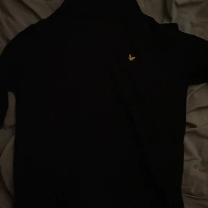 Lyle&Scott hoodie - Svart lyle&scott hoodie som inte passar mig längre så har valt att sälja den. Det står L men skulle säga att den passar mer M