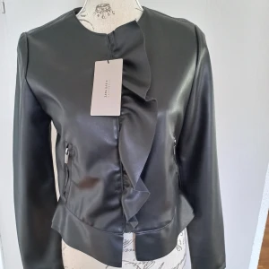 Ny jacka ZARA - Helt ny konstskinn jacka från zara St M men mer som S