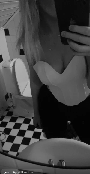 Topp - Säljer min fina corsset som använt 1 gång knappt. I vit färg typ 