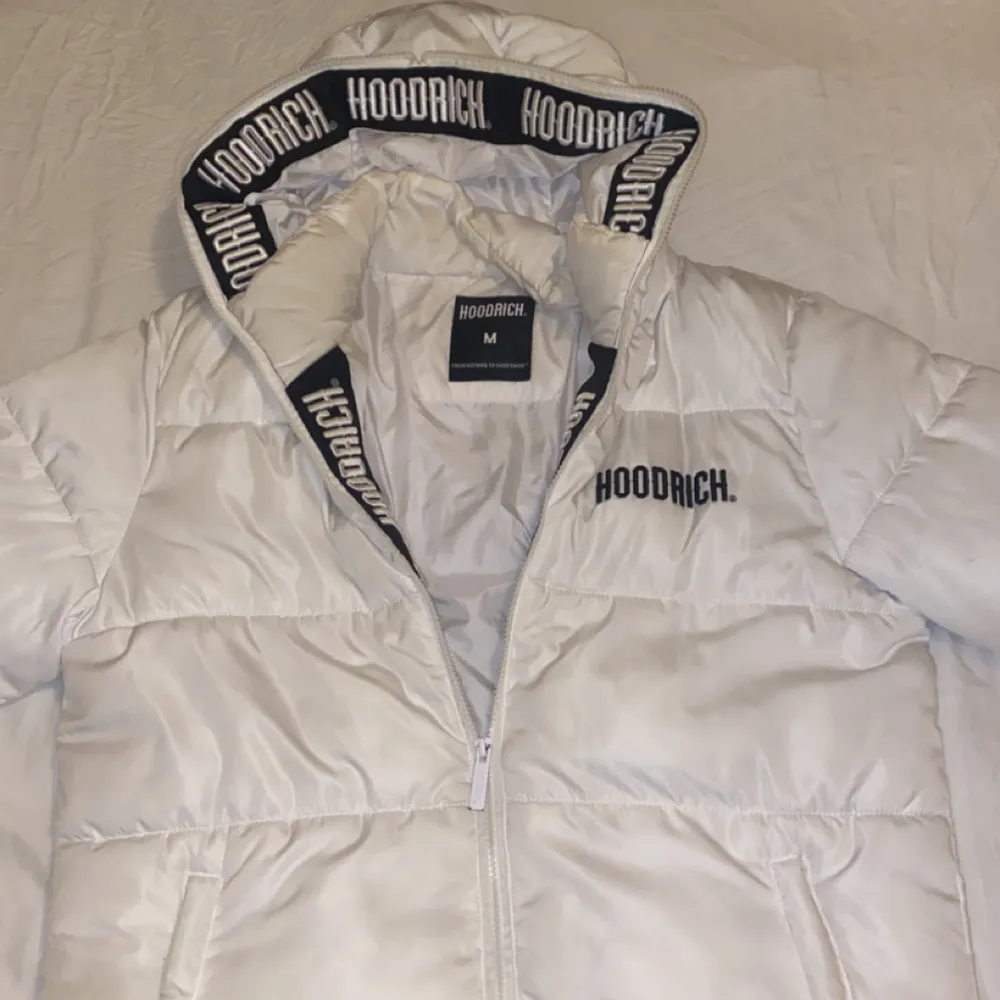 Säljer hoodrich jacka, köpt förra året använd flera gånger, köp från JD sports i Mall Of Scandinavia  - Inga defekter eller skador på jackan. Jackor.