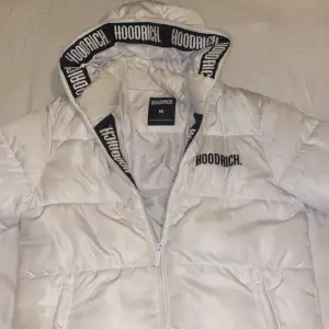 Säljer hoodrich jacka, köpt förra året använd flera gånger, köp från JD sports i Mall Of Scandinavia  - Inga defekter eller skador på jackan