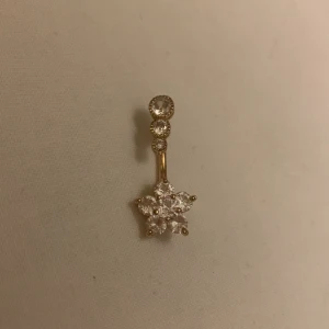 navelpiercing  - navelpiercing i guld använd fåtal gånger. väldigt fina detaljer, är ej i rostfritt stål men det har inte märkts av. fint skick👌🏼