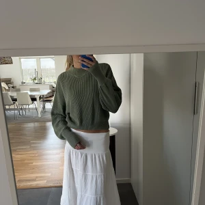 Olivgrön stickad tröja  - Säljer min olivgröna stickade tröja från NA-KD i 50% bomull💚 Perfekt till hösten