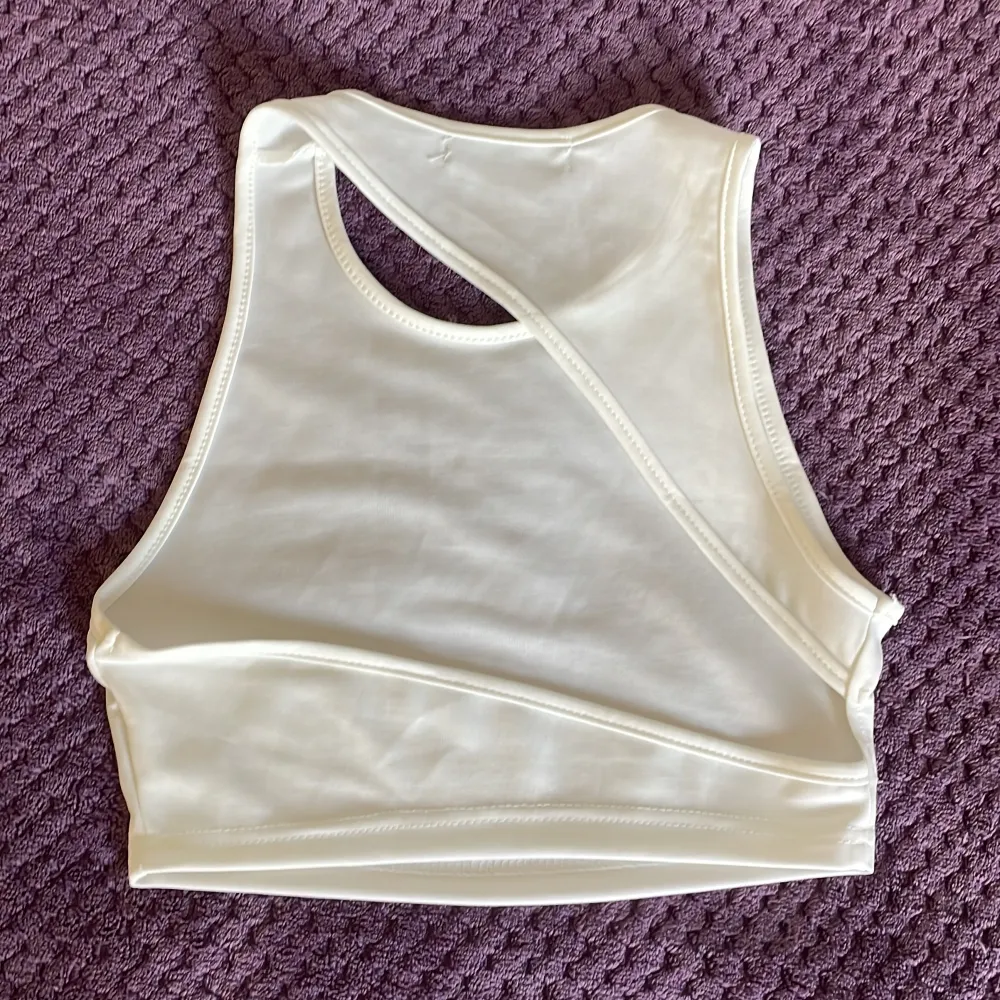 Helt oanvänd skön vit tröja med asymmetrisk rygg urringning. I storlek xs.💕. Toppar.