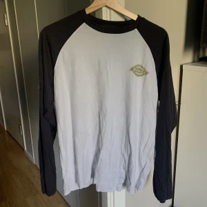 DICKIES tröja  - En vit långärmad tröja med svarta ärmar från dickies, har en liten liten fläck på vänster bröst. 