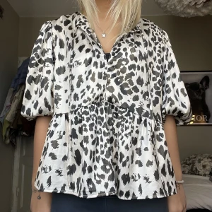 Blus  - Super fin blus men kommer ej till användning. Den är storlek M men den passar mig som har xs-s 