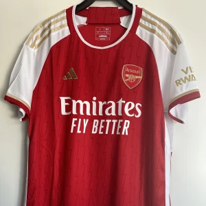 Arsenal hemmatröja 23/24 - Säljer en ny arsenal hemmatröja 23/24 i storlek L.  