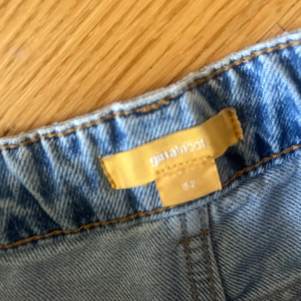 Blå jeans med ett hål i knät. Köpt på Gina tricot . Jeans & Byxor.