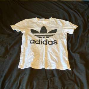 Vit adidas t-shirt i storlek 152/12 år