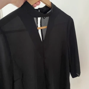 Blus  - Jätte fin blus från Gina, köpte för längesedan så helt slutsåld och unik, har ingen bild på då jag inte kan få på mig den❤️