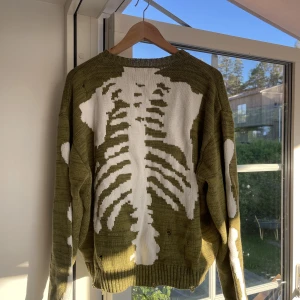 Kapital ” Skelton ” tröja  - Säljer en designer tröja från märket ”Kapital”. Tröjan var köpt för ca 3000kr så säljer den billigt då jag inte har användning av den. 