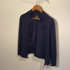 Oscar jacobson - 8/10 utseende, inga skador Står Medium men skulle själv säga Smal 