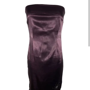 Bandeau siden klänning vintage - Finns att köpa på jealoussecondhand.com