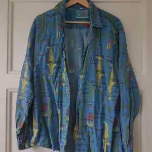 Denna har jag haft som en oversize skjorta, storlek L men jag skulle säga att den passar S-XL beroende om man vill ha oversize eller tajt.