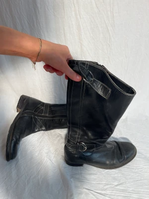 TRENDIGA BOOTS - säljer dessa vintage trendiga boots i gott skick! Säljer pga pengarbrist! Skitsnygga nu till hösten. Säljer snabbt!!