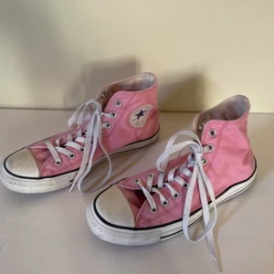 Ljusrosa Converse  - Ljusrosa Converse stl 40 (lite smutsiga av användning men kan fräschas upp)
