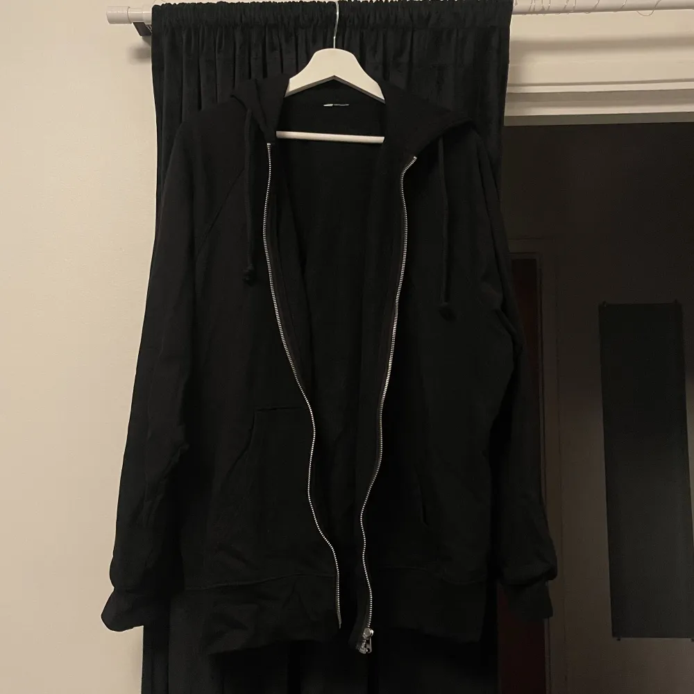 En zip up hoodie som jag säljer då den inte kommer till användning. Jag har använt den som oversize och är vanligtvis M.. Tröjor & Koftor.