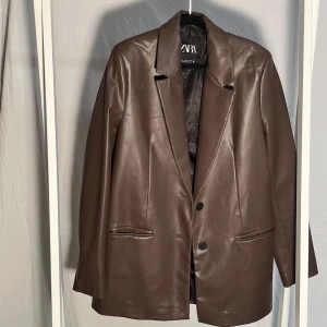 Kavaj från Zara - Skin kavaj från zara. Perfekt som höstjacka. I nyskick!
