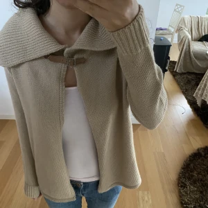 Kofta - Jättesöt beige kofta från märket ”Tara Jarmon”. 50%marinoull 50%akryl. Otroligt skön och håller en varm nu under höst och vinter. ❤️🤗😊