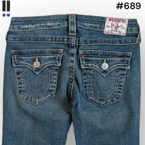 lågmidjade #689 bootcut true religion jeans - True Religion jeans i model Joey 💜 Tag 27W 💜Midja (rakt över) 36cm 💜 Innerben 83cm 💜 Ytterben 104cm 💜 Benöppning 25cm 💜  💜Våra mått blir W=28 och L=32 💜 Men jämför alltid måtten med dina bästa jeans💜689