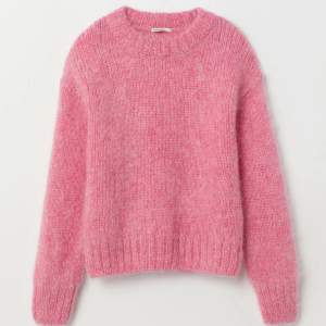 Eftertraktad rosa stickad tröja från hm som inte går att köpa längre. 300kr+frakt, ordinarie pris 499. Storlek L men sitter snyggt oversized på mig som har S.