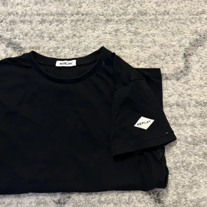 Replay t-shirt - Äkta replay t-shirt. Hittar ingen storlek men passar S. Det är en glitter rand på båda sidorna av tröjan 🙌💕Använd gärna köp nu” 🤍