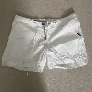 Vita shorts från cross i storlek S. Använda ett fåtal gånger. Kan mötas upp i Stockholm. Fråga på om ni har några frågor eller vill ha fler bilder💗