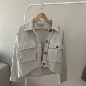 Jacka Zara - Jacka från Zara i jeansmaterial. Storlek S och skulle säga att den är  lite oversize, passar mig som vanligtvis brukar välja storlek M. 
