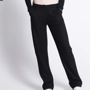 lågmidjade kostymbyxor  - säljer mina lågmidjade kostymbyxor från lager 157 i storlek xs, men skulle säga är mer som en S💓😇 kommer ej till användning längre och behöver en ny ägare!