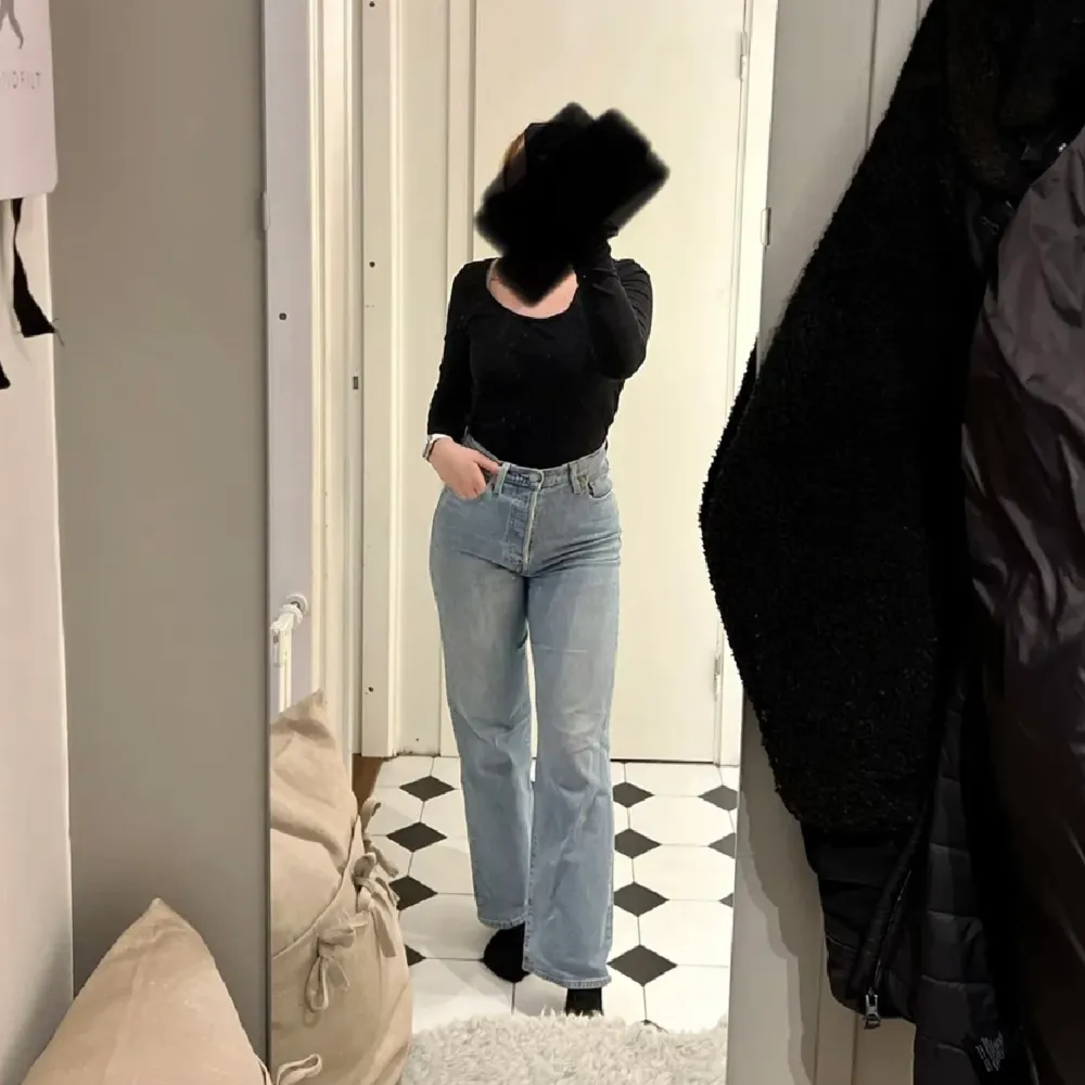 Sparsamt använda jeans från Levi’s (ribcage straight). Jag är 160 cm 🌼. Jeans & Byxor.
