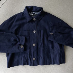 Linnejacka Zara - Mörkblå kortare jacka i linne från Zara. Använd 1 gång. Passar M-L