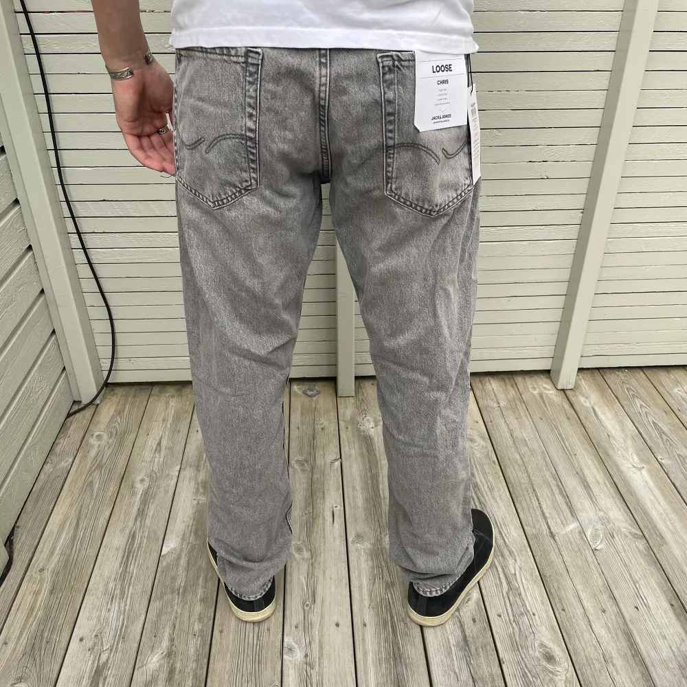 Helt oanvända riktigt fräscha  loose jeans Skick 10/10 Kvitto följer med 33 i midja men passar 32. Jeans & Byxor.
