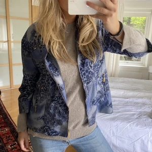 Kortärmad jacka - Trekvartsärmad jacka med så coolt mönster och nitdetaljer i jeans material ish