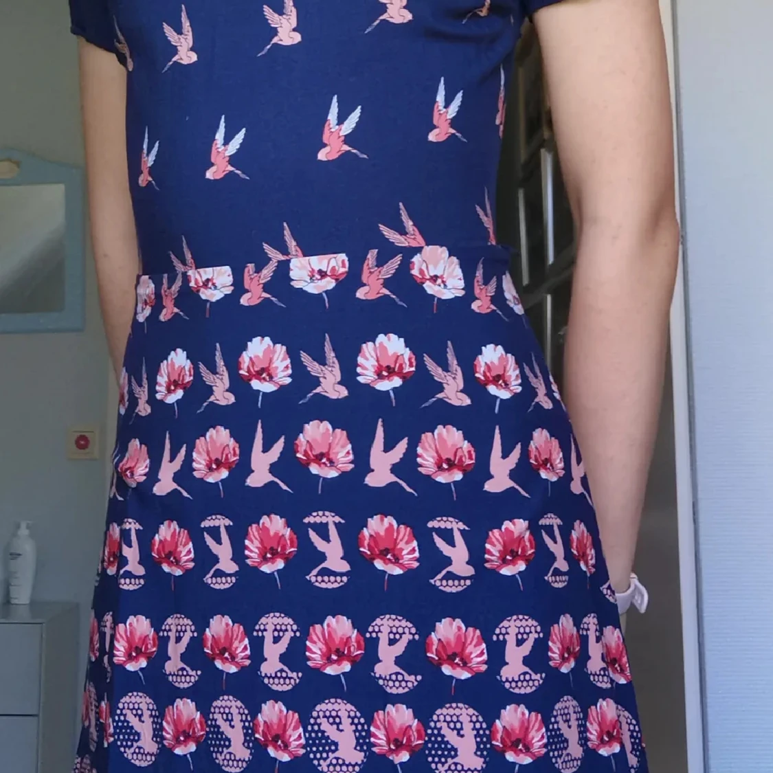Mörkblå klänning med fåglar  - 90
