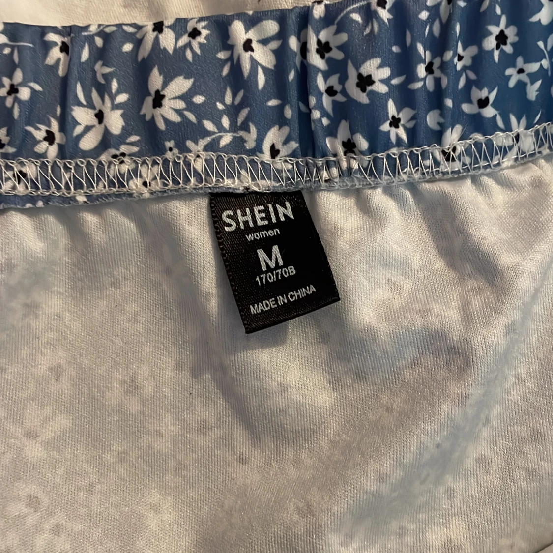 Blommig kortkjol  - 91