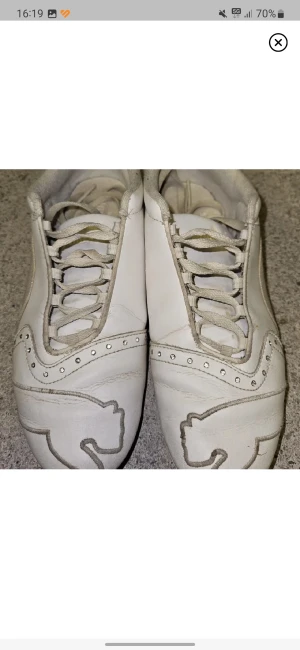 Vita sneakers med kristaller  - Supersköna vita sneakers från Puma. Fina detaljer med kristaller! Fint skick, inga hål och alla kristaller är kvar! Äkta läder!