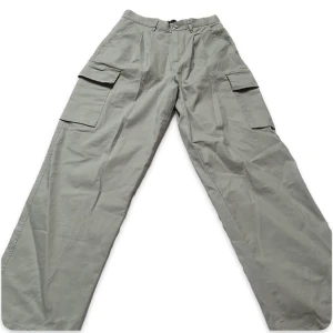 Cargobyxor  - Ljusgröna cargobyxor från Asos i strl 36 men skulle säga att de är lite mindre i storleken. Väldigt sparsamt använda! Kan ej skicka bilder med dom på då dom är för små för mig:/